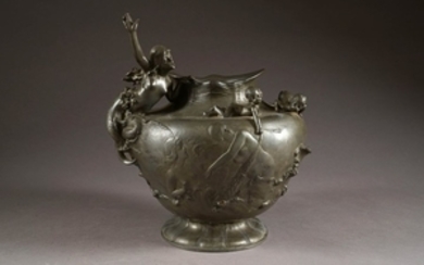 Vase ornemental Art Nouveau. A décor d'une allégor…