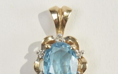 14k gold Pendant with Aquamarine Stone