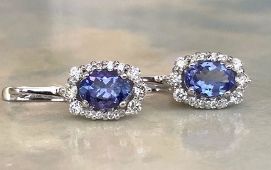 18 kt. White gold earrings with 1.80 ct Tanzanite and