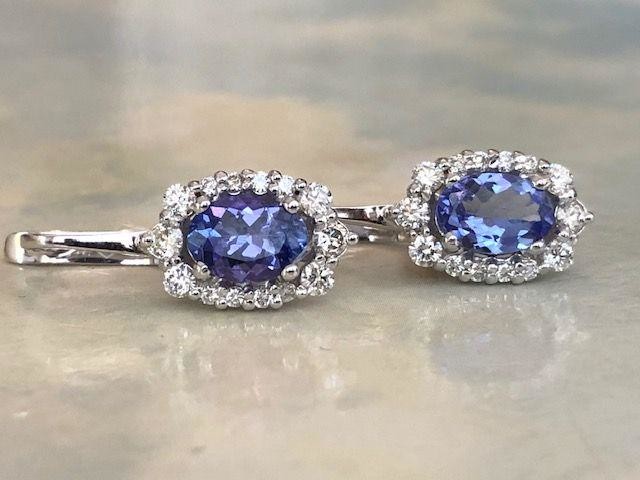 18 kt. White gold earrings with 1.80 ct Tanzanite and