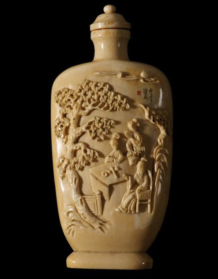 19TH C. LARGE CHINESE SNUFF BOTTLE