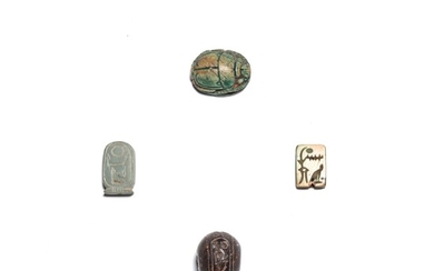 4 AMULETTES en pierres et stéatite émaillée. Dont une perle hémisphérique au cartouche de Amenhotep...