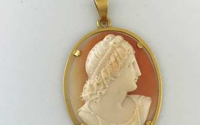 750°/°°gold pendant with a shell cameo, Antique style woman profile,(grindings), Gross weight: 9,08g