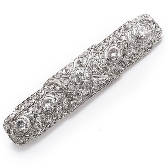 A Belle Èpoque diamond brooch set with old- and single-cut diamonds weighing a total of app. 1.45 ct., mounted in platinum. J/P1. L. app. 6 cm. Circa 1900.