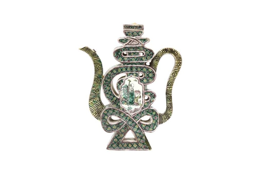 A CHINESE FAMILLE-VERTE PUZZLE 'SHOU CHARACTER' TEAPOT AND COVER 清康熙 五彩「壽」字茶壺