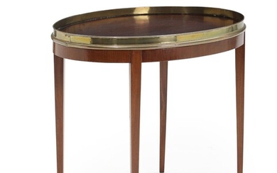 A Circa 1900 oval English mahogany table. H. 63.5. L. 77. W....