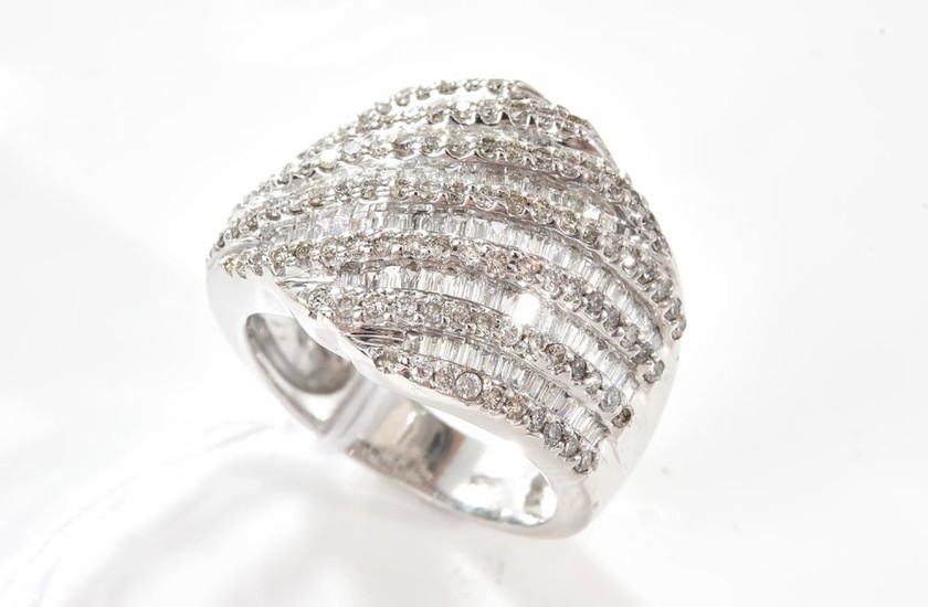 A DIAMOND DRESS RING IN 18CT WHITE GOLD