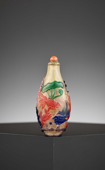 A FIVE-COLOR OVERLAY YELLOW GLASS ‘CELESTIAL EYE’ SNUFF BOTTLE, PROBABLY IMPERIAL, ATTRIBUTED TO THE PALACE WORKSHOPS 或爲御制雪霏地五色套料金魚鼻烟壺