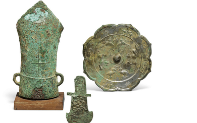 A GROUP OF THREE CHINESE BRONZE ITEMS, WESTERN ZHOU PERIOD (1100-771 BC) - TANG DYNASTY (618-907)