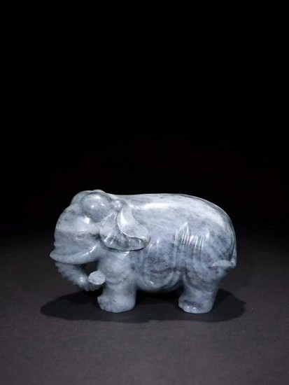 A HETIAN JADE CARVED ELEPHANT SHAPED ORNAMENT