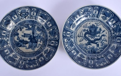 A PAIR OF CHINESE KRAAK STYLE BLUE AND WHITE DISHES