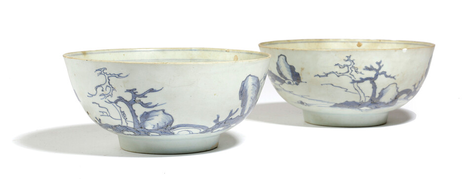 A PAIR OF CHINESE PORCELAIN BLUE AND WHITE BOWLS