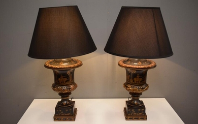 A PAIR OF CLASSICAL STYLE BLACK TABLE LAMPS WITH GOLD DETAILING (81H X 49D CM)