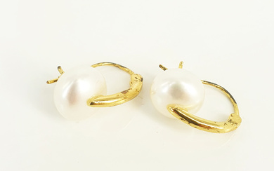 A PAIR OF GILT STERLING SILVER AND BUTTON PEARL EARRINGS