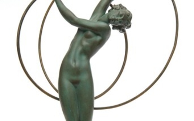 A PATINATED BRONZE FIGURE OF A FEMALE NUDE HOOP DANCER, RAISED ON A SQUARE STEPPED MARBLE BASE, 33 CM HIGH
