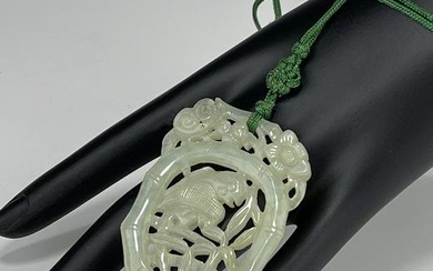 A QING DYNASTY CHINESE CARVED AGATE PENDANT