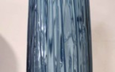 A TALL CONTEMPORARY ART GLASS VASE