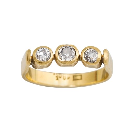 A THREE STONE DIAMOND RING, the circular diamonds mounted in...