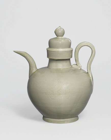A VERY RARE YUE INCISED AND INSCRIBED ‘FLORAL’ EWER AND COVER, FIVE DYNASTIES (907-960)