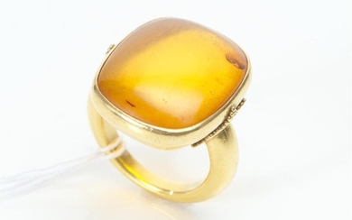 A VINTAGE AMBER RING IN 18CT GOLD, SIZE N, PLAQUE MEASURING 22X20MM, 15.9GMS