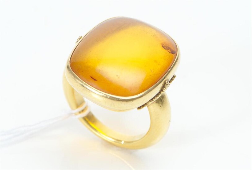 A VINTAGE AMBER RING IN 18CT GOLD, SIZE N, PLAQUE MEASURING 22X20MM, 15.9GMS