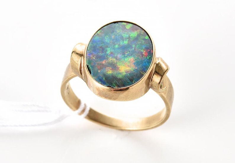 A VINTAGE OPAL DOUBLET RING IN 9CT GOLD, RING SIZE Q, 3.6GMS