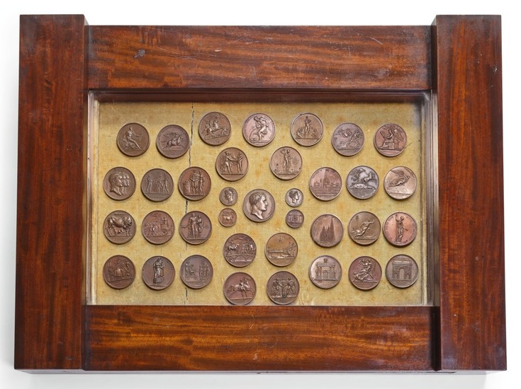 A WILLIAM IV MAHOGANY TABLE VITRINE CONTAINING A GROUP OF EARLY 19TH CENTURY BRONZE NAPOLEONIC MEDALS, FIRST HALF 19TH CENTURY