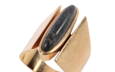 A YELLOW GOLD & HARDSTONE DRESS RING the black hardstone col...