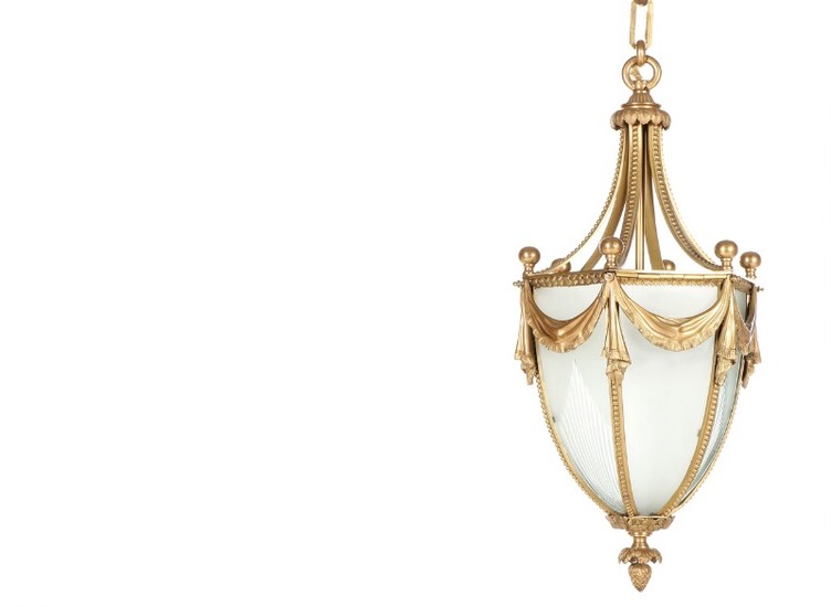 A circa 1900 gilt bronze hall lantern, cast with garlands, frosted glass sides. H. 62. Diam. 30 cm.