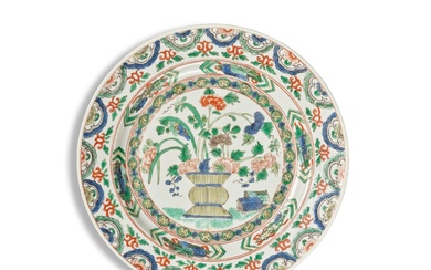 A famille-verte 'flower basket' dish, Qing dynasty, Kangxi period | 清康熙 五彩花籃紋大盤