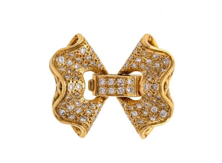 A gold and diamond bow clasp, pave-set with brilliant-cut diamonds, British import marks for 18-carat gold, London 1988, length 2.5cm