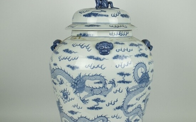 A lidded Chinese vase blue white