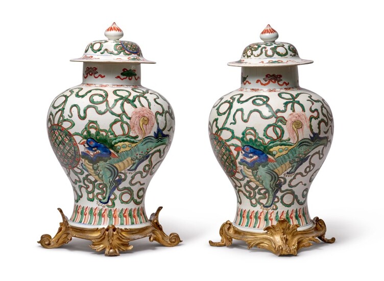 A pair of ormolou mounted famille-verte jars and covers, Qing dynasty, 19th century | 清十九世紀 五彩瑞獅戲球蓋罐一對, A pair of ormolou mounted famille-verte jars and covers, Qing dynasty, 19th century | 清十九世紀 五彩瑞獅戲球蓋罐一對