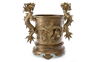 AN EARLY 20TH CENTURY CHINESE BRONZE CENSER