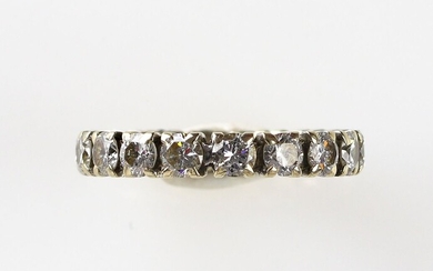 Alliance en or gris ornée de diamants totalisant environ 1,40 carat - Poids brut :...