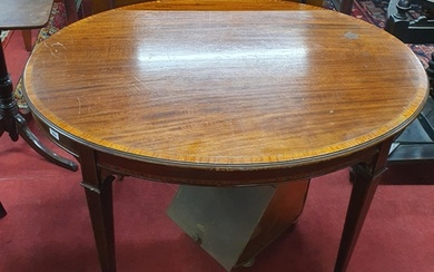 An Edwardian Mahogany and inlaid oval centre Table. 106 x 84...