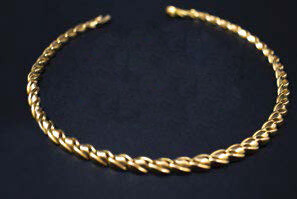 Articulated necklace in yellow gold (750 thousandths) with slightly twisted links.