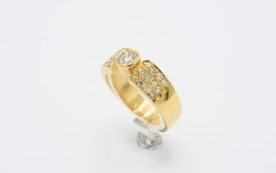 * BAGUE en or jaune 18k sertie d'un diamant central taille moderne, de 0,4 carat...