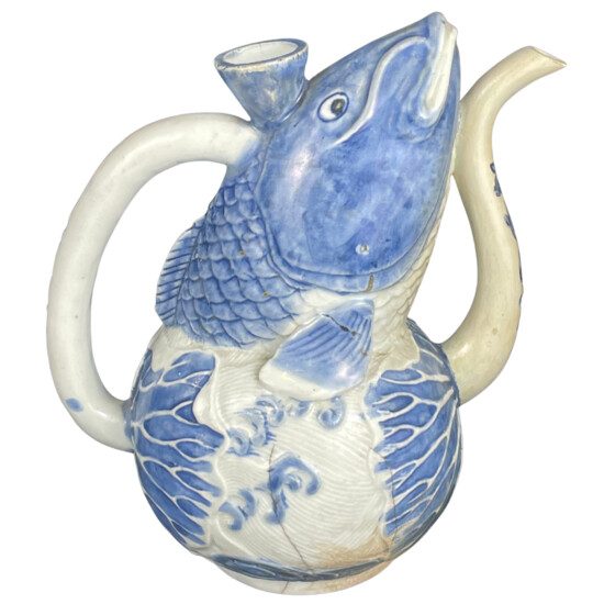 青花鱼形茶壶 BLUE AND WHITE FISH SHAPED TEAPOT