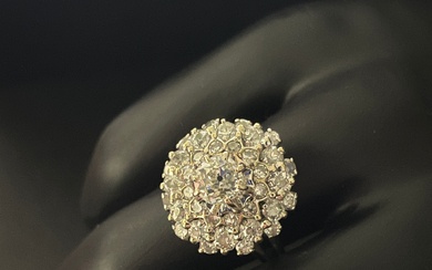Bague dôme en or blanc sertie d'un diamant d'environ 0,75 carat de taille ancienne et...