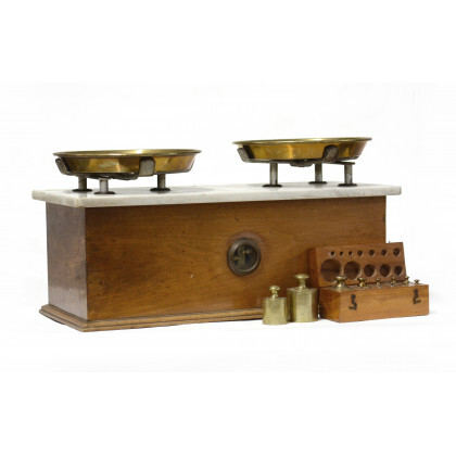 Bilancia da tavolo con cassa in legno, piatti in ottone, completa di pesi in bronzo in custodia in legno (difetti)