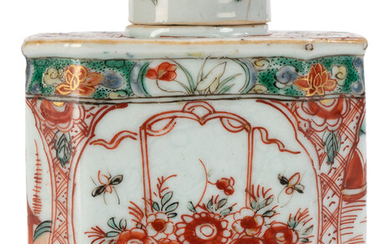 Boîte à thé octogonale en porcelaine famille verte, Chine, XVIIIe s., décor de paniers de fleurs et pêcheurs, dans des cartouches sur f
