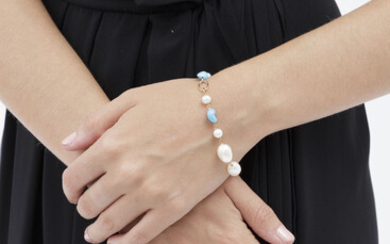 Bracelet or 750 retenant des perles de culture blanches alternées de billes de turquoises et se terminant par un charms croissant de lune e
