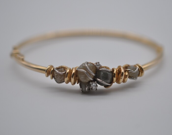 Bracelet rigide en or jaune 18 ct orné en partie centrale de diamants bruts, trois...
