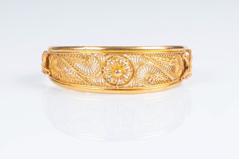 Bracelet rigide ouvert en or filigrané à motifs de papillons et rosace . 14 K....