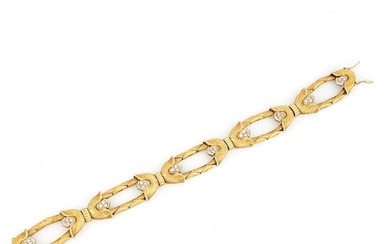 Bracelet vintage en or jaune 18K finement gravé et décoré de diamants taille huit pour...