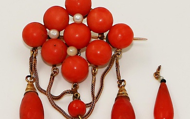 Broche-pendentif en corail et perles fines d’époque Napoléon III. Composée de perles de corail formant...