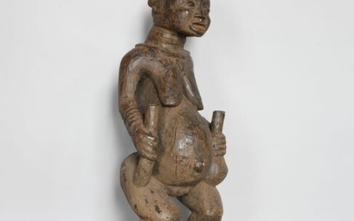 CAMEROUN Grande statue en bois sculpté à patine épaisse et crouteuse. XXe, dans le style...