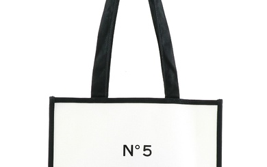 CHANEL - Sac cabas en toile blanche et liseret noir représentant le flacon“Chanel n°5”