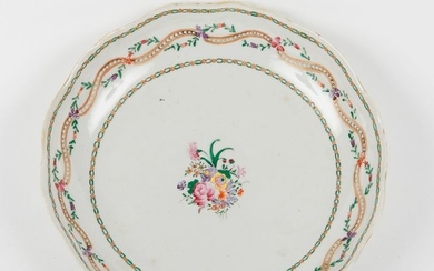 CHINA. Round plate with polylobé rim in porcelain...